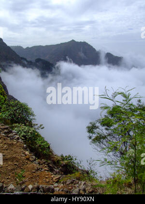 Nuvole basse oscura la vista delle valli e dei canyon sotto la cresta cime di montagna di Santo Antao, Repubblica di Cabo Verde sulla Rua de corda Foto Stock