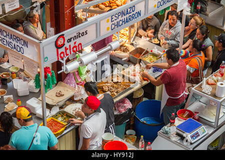 Con una grande varietà di prodotti alimentari, l'artigianato e prodotti di fiocco, il Mercado Hidalgo è stato in funzione dal 1910. Un luogo che più ti visita in ogni t Foto Stock