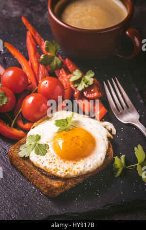 Uovo fritto su toast dark Foto Stock