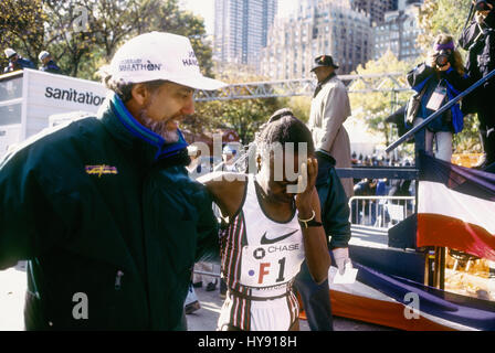 Tegla Loroupe (KEN) femmina vincitore con Allan Steinfeld, direttore presso il 1995 NYC Marathon Foto Stock