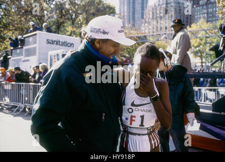 Tegla Loroupe (KEN) femmina vincitore con Allan Steinfeld, direttore presso il 1995 NYC Marathon Foto Stock