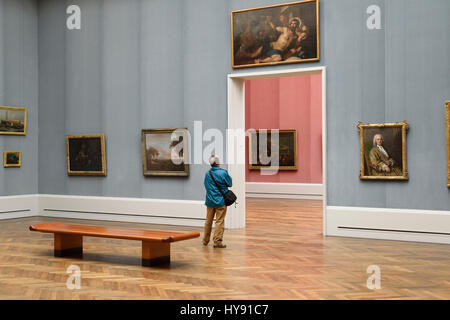 Berlino. Germania. Visitatori guardando artwork Nella Gemäldegalerie. Foto Stock