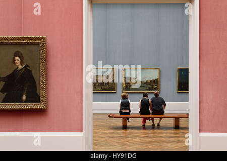 Berlino. Germania. Visitatori guardando artwork Nella Gemäldegalerie. Foto Stock