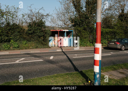 Colori lealisti dipinta su una fermata autobus vicino a Londonderry, Irlanda del Nord. Foto Stock