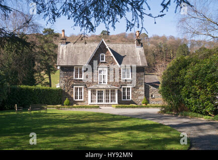 Staccato di lakeland stone a doppia facciata di casa visto dalla bara rotta vicino a Grasmere, Cumbria, England, Regno Unito Foto Stock