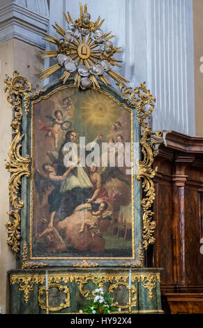 Interno della Cattolica Romana Chiesa degli Scolopi di Santa Trinità (noto anche come Chiesa dei Gesuiti o chiesa universitaria) in Cluj Napoca città in Romania Foto Stock