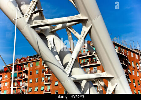 Ponte Settimia Spizzichino. Moderno ponte sospeso in acciaio bianco che unisce Garbatella e Ostiense, due quartieri storici di Roma, Italia, Europa. Foto Stock