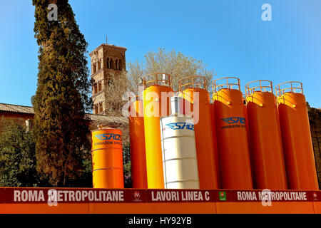 Sito in costruzione per la linea C, il nuovo terzo metro, alla metropolitana, linea di metropolitana al centro storico intorno al Foro Romano e Colosseo. Roma, Italia Foto Stock