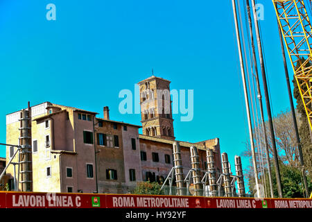 Sito in costruzione per la linea C, la terza nuova metropolitana, linea metropolitana, rotecting centro storico intorno al Foro Romano e Colosseo. Roma, Italia Foto Stock