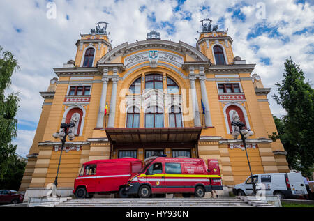 La facciata anteriore di Lucian Blaga il Teatro Nazionale e il rumeno Opera House Edificio in Cluj Napoca, la seconda città più popolosa della Romania Foto Stock