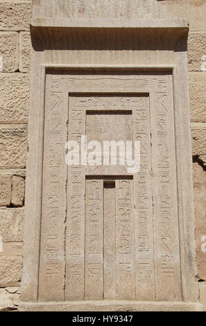 Falsa porta al tempio mortuario di Ramesse III a Luxor Foto Stock