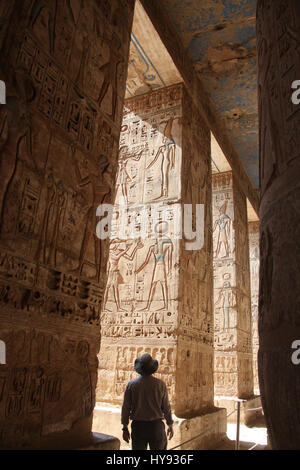 Tempio mortuario di Ramesse III a Medinet Habu a Luxor Foto Stock