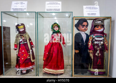 Bambole in costumi folcloristici nel museo di apostolica Aramenian Santo Salvatore Cattedrale (comunemente noto come Cattedrale di Vank) in Isfahan, Iran Foto Stock