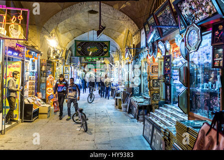 Vicolo al coperto con il negozio il Bazaar di Isfahan accanto a Naqsh-e JAHAN Piazza (l Imam Square, formlerly Shah Square) nel centro di Isfahan in Iran Foto Stock