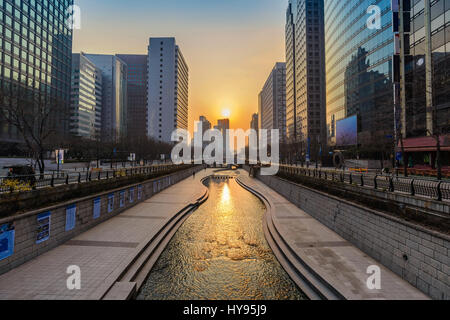 Flusso di Cheonggyecheon e Seoul skyline della città quando sunrise, Seoul, Corea del Sud Foto Stock