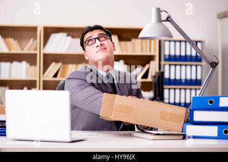 Imprenditore riceve i pacchi in ufficio Foto Stock