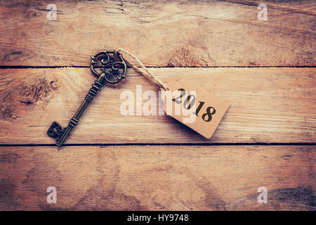 Il concetto di business - vecchia chiave vintage su legno con tag 2018. Foto Stock