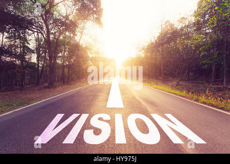 Svuotare strada asfaltata e concetto di visione. Foto Stock