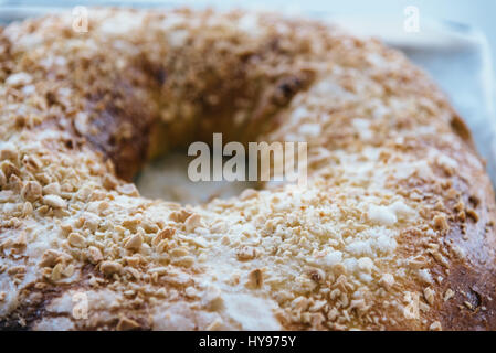 Close Up di pane dolce di inanellare dessert con zucchero e mandorle. Sulla piastra del forno chiamato roscon è tipico in cucina spagnola. Composizione orizzontale Foto Stock