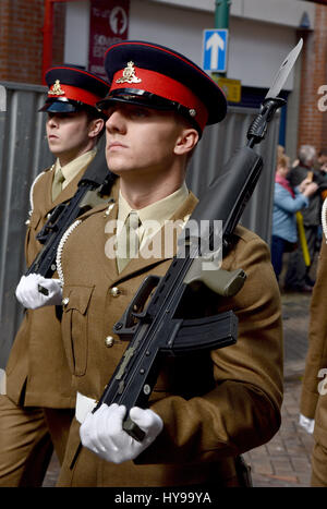 Soldati del reggimento 104th Royal Artillery segnando il loro cinquantesimo anniversario prendendo parte ad una parata di libertà attraverso la città di Newport Foto Stock