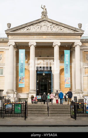 La facciata Pedimented dell'Ashmolean Museum di Oxford, Inghilterra, Regno Unito. Foto Stock