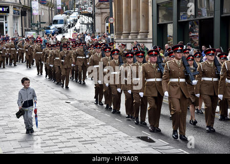 Soldati del reggimento 104th Royal Artillery segnando il loro cinquantesimo anniversario prendendo parte ad una parata di libertà attraverso la città di Newport Foto Stock