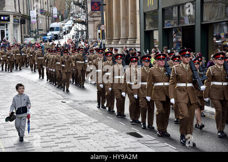 Soldati del reggimento 104th Royal Artillery segnando il loro cinquantesimo anniversario prendendo parte ad una parata di libertà attraverso la città di Newport Foto Stock