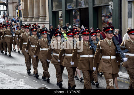 Soldati del reggimento 104th Royal Artillery segnando il loro cinquantesimo anniversario prendendo parte ad una parata di libertà attraverso la città di Newport Foto Stock