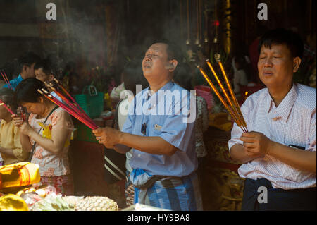 28.01.2017, Yangon, Repubblica dell' Unione di Myanmar, Asia - Buddisti adoratori di pregare presso la Hock Kheng Keong Tempio. Foto Stock