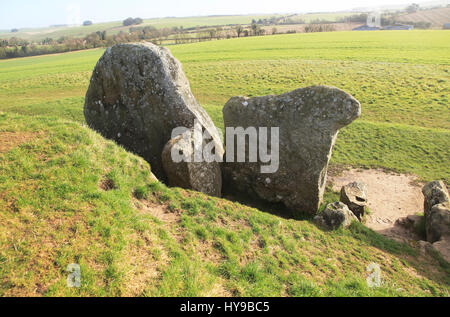 Il neolitico long barrow monumento sepolcrale, West Kennet, nei pressi di Avebury, Wiltshire, Inghilterra, Regno Unito Foto Stock