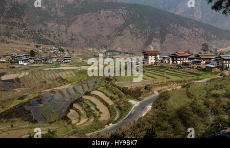 Il villaggio di Sopsokha nella valle Punakha-Wangdue in Bhutan. Foto Stock