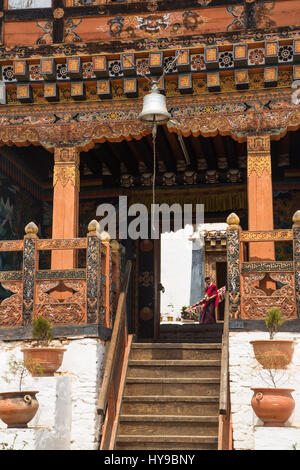 L'ingresso al monastero di talo con un monaco visibile attraverso la voce. Talo, Bhutan. Foto Stock