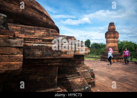 Donne turisti stanno visitando Muara Takus tempio composti a Riau, Sumatra, Indonesia. Foto Stock