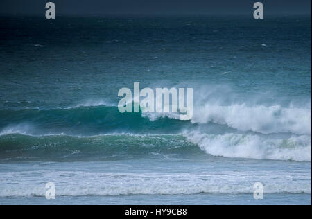 Fistral REGNO UNITO ONDE meteo Sea Spray vento windy Surf Natura Selvaggia mare potenza Cornovaglia atmosferica Foto Stock