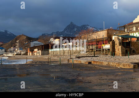 Triste inverno mattina sulla spiaggia di Koktebel, Crimea Foto Stock