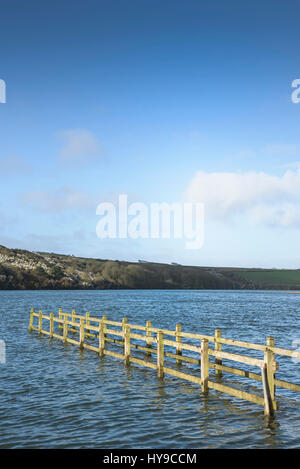 Gannel Estuary Spring Tide alta marea ponte sommerso inondazioni Sunny Sunshine Newquay Cornwall Foto Stock