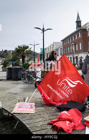 Unite Unione bandiera rossa membri protesta protestando Logo centro città persone Foto Stock