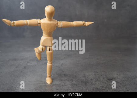 Bilanciamento del manichino di legno, marionette con copyspace Foto Stock