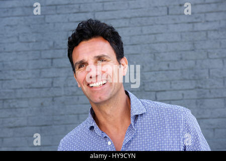 Close up ritratto di un bel vecchio uomo sorridente contro uno sfondo bianco Foto Stock