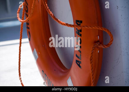 Una a forma di anello arancione dispositivo di galleggiamento su un tour in barca nelle Seward, Alaska. Foto Stock