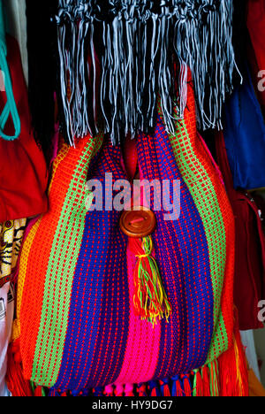 Le donne accessori moda, vari articoli di maglia benna-style borsette, Wayuu mochilas artigianalmente sacchetti di lana, Colombia - strada del mercato Foto Stock