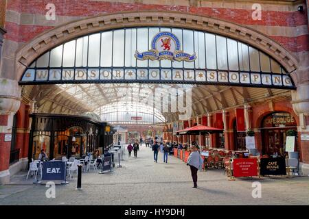 Area dello Shopping in Windsor Royal Station Berkshire REGNO UNITO Foto Stock