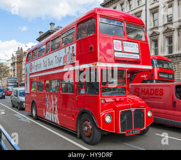 London bus. Vecchio autobus Routemaster, ora utilizzato per escursioni, Central London, England, Regno Unito Foto Stock