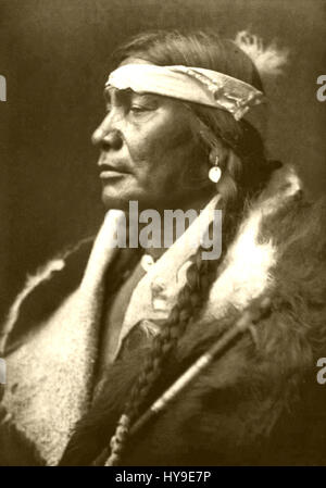 La collezione di Edward S. Curtis, People 013, fa parte della sua documentazione fotografica completa sulle tribù dei nativi americani. Il lavoro di Curtis cattura le diverse culture, tradizioni e individui della vita dei nativi americani all'inizio del XX secolo. Foto Stock