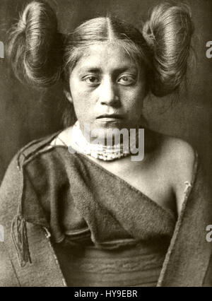 La collezione di Edward S. Curtis, 'People 037', fa parte del suo ampio studio fotografico sulle tribù dei nativi americani. Questa immagine cattura probabilmente un membro di una comunità di nativi americani, contribuendo all'obiettivo di Curtis di documentare le vite tradizionali dei popoli indigeni all'inizio del XX secolo. Foto Stock