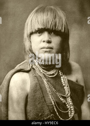 "People 040" di Edward S. Curtis fa parte della sua collezione fotografica che documenta le tribù dei nativi americani all'inizio del XX secolo. L'immagine cattura le pratiche culturali, l'abbigliamento e la vita quotidiana delle comunità dei nativi americani. Foto Stock