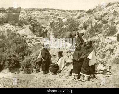 "Collection People 050" di Edward S. Curtis fa parte della sua vasta serie fotografica che documenta le culture dei nativi americani. Questa immagine specifica presenta un ritratto di un soggetto dei nativi americani, che mostra la capacità di Curtis di catturare la dignità e la ricchezza delle culture indigene attraverso la fotografia. Foto Stock