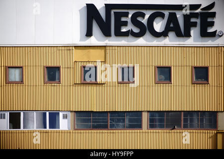 Mainz, Germania - 24 Marzo 2014: la facciata dell'edificio industriale della bevanda e caffè Nescafe con logo su Marzo 24, 2017 a Mainz. Foto Stock