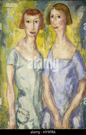"Two Sisters" di Alfred H Maurer (c. 1924) presenta un ritratto modernista di due donne, enfatizzando colori audaci e forme geometriche. L'opera riflette la transizione dell'artista verso l'astrazione, concentrandosi sulle forme e sulle relazioni umane. Foto Stock
