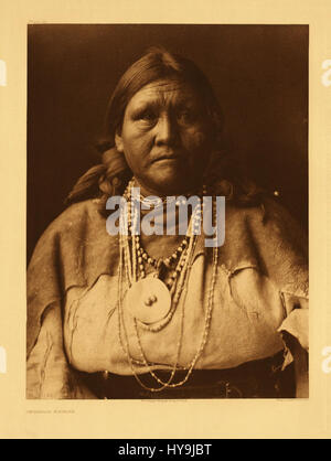 Edward S. Curtis era un fotografo americano famoso per il suo lavoro che documentava le tribù dei nativi americani all'inizio del XX secolo. La sua collezione di immagini, tra cui "People 070", cattura autentiche raffigurazioni dei popoli indigeni nelle loro ambientazioni tradizionali. Foto Stock